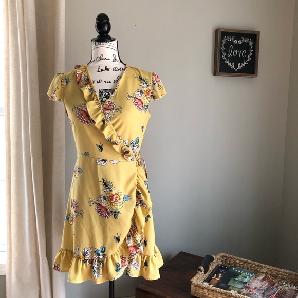 Romeo & Juliet Couture Dresses & Skirts - ✨SALE✨Romeo & Juliet Couture: Floral wrap dress